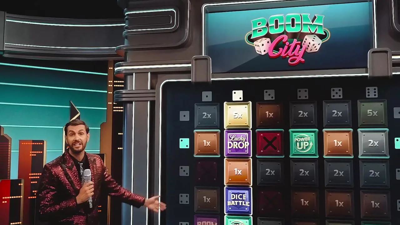 붐 시티 - 진행자가 붐 시티 보드를 가리키며 결과를 알리는 장면이에요.