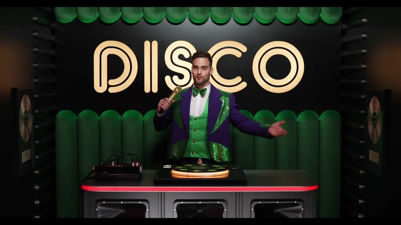 펑키 타임 - 디스코 보너스에서 진행자가 DISCO 간판 아래 DJ 부스에서 진행하는 장면이에요.